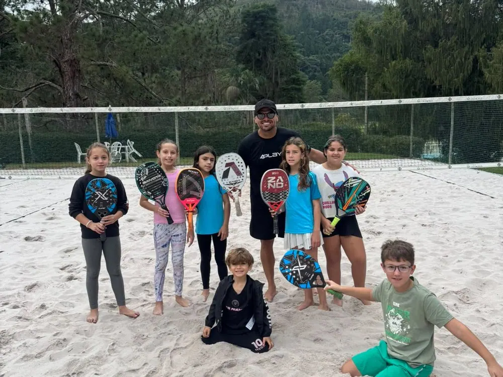 Turma 4Play Kids com o professor na quadra de areia, raquetes na mão